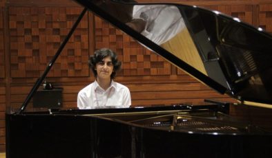 İzmir’de yaşayan 16 yaşındaki Efe Öksüz, Avrupa’daki piyano yarışmasında birinci oldu