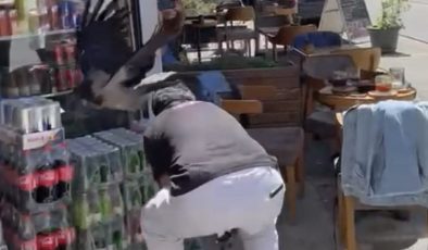 Kadıköy’de yuvasından düşen kargayı almak isteyen şahsa karga saldırısı