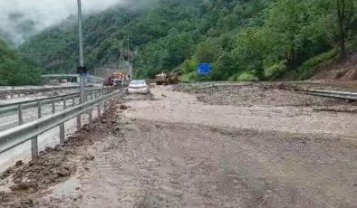 Karadeniz’i sağanak vurdu: Trabzon-Gümüşhane yolu kapandı