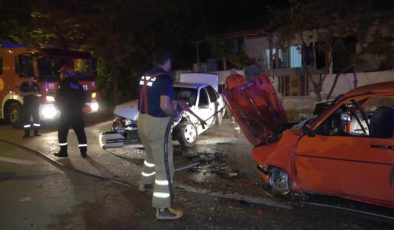 Kırıkkale’de otomobiller kafa kafaya çarpıştı: 3 ağır yaralı