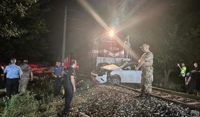 Malatya’da feci kaza: Yolcu treni hemzemin geçitte otomobile çarptı