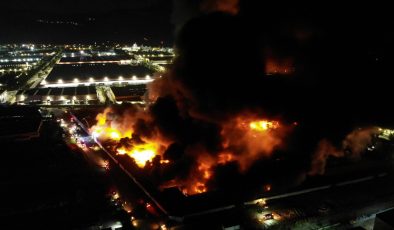 Manisa’daki fabrika yangını saatlerdir devam ediyor