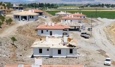 Mehmet Özhaseki Kahramanmaraş’ta inşa edilen deprem konutlarını paylaştı