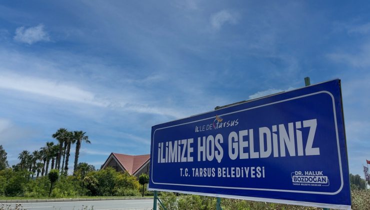 Mersin’in Tarsus ilçesinde ‘İlimize hoş geldiniz’ tabelaları asıldı