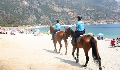 Ölüdeniz’de görev üstlenen atlı Jandarma ekibi, tatilcilere güven veriyor