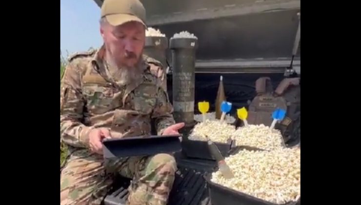 Ukrayna darbeyi takip ediyor! Askerler cepheye patlamış mısır getirtti