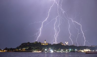 Valilik uyarmıştı: Sağanak yağış öncesi İstanbul’da şimşekler geceyi aydınlattı