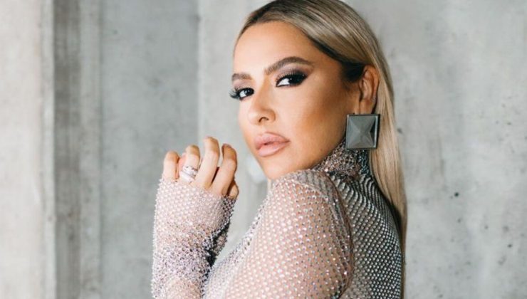 Bayramda Kıbrıs’ta sahne alan Hadise’den derin dekolteli kostüm