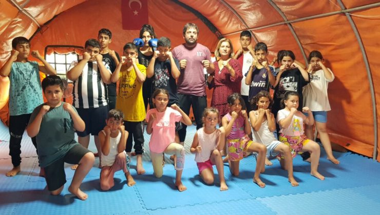 Hatay’da depremzede çocuklara çadırda kick boks dersi