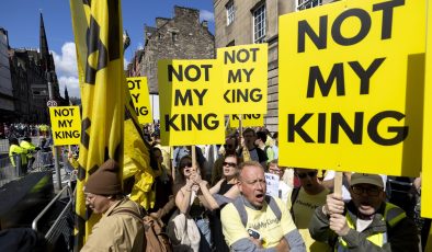 İngiltere Kralı 3. Charles, İskoçya ziyaretinde protesto edildi