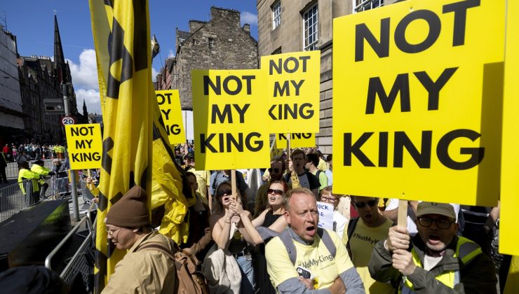 İngiltere Kralı 3. Charles, İskoçya ziyaretinde protesto edildi