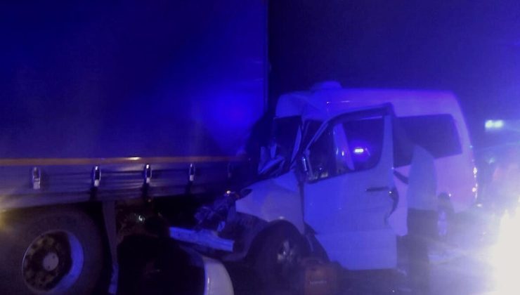 Manisa’da güreşçileri taşıyan minibüs tıra çarptı: 9 yaralı