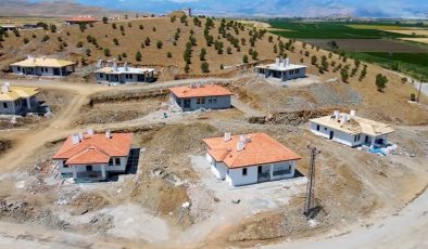 Mehmet Özhaseki çalışmaları paylaştı: Köy evlerimizin yapımına hızla devam ediyoruz