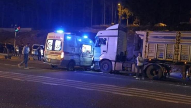 Siirt’te tırla ambulansın çarpıştığı kazada sağlık personeli yaralandı