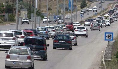 Tatil sona erdi: 43 ilin geçiş güzergahında trafik yoğunluğu başladı