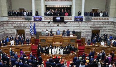 Yunanistan’da yeni milletvekilleri yemin etti: Türk vekiller Kur’an-ı Kerim’e el bastı